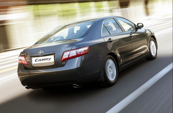 Вярно е, че с 3,5-литровия V6 двигател от серията 2GR-FE можете да карате Camry (за предпочитане в права линия). Но не за дълго, защото този двигател лесно изключва както петстепенния автоматик U250E/U151E, така и шестстепенната трансмисия U660E. Теоретично това са доста находчиви кутии, но по някаква причина мнозина възприемат Camry като заплаха за всички останали участници в движението.

Като цяло единственото добро нещо при Toyota Camry XV40 е неговата надеждност. Е, с V6 двигател може да се движи бързо напред и назад (воланът на Camry трябва да се върти много внимателно при висока скорост). Но на вторичния пазар цената му винаги е била много, много завишена. Това е нормално явление за Toyota, но да се прекланяш пред Camry би било странно.
